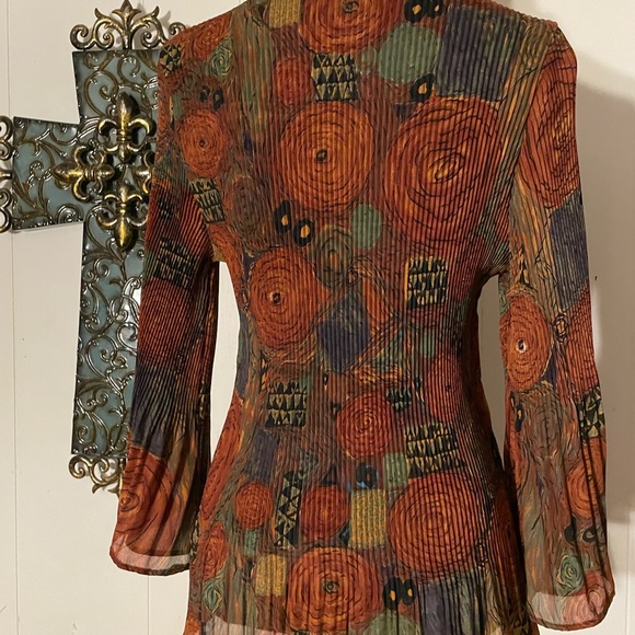 Beautiful top - Picture 4 of 5